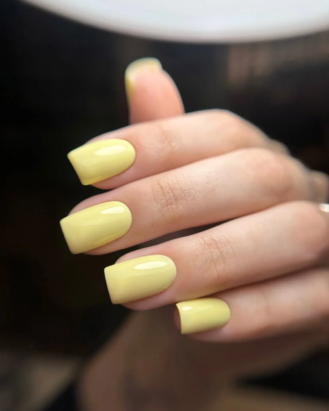 «Butter yellow» на квадрате Сливочно-жёлтый однотонный маникюр «butter yellow» на средних квадратных ногтях