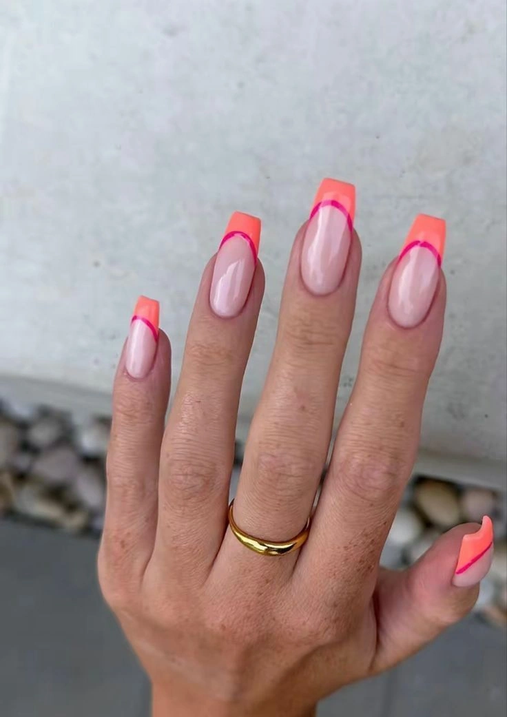 кораловий френч із рожевою контурною лінією на квадратних нігтях