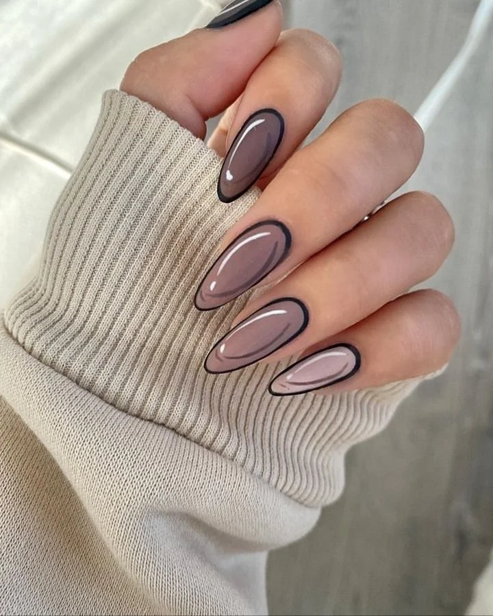 Шоколадне омбре з чорним контуром коричневий манікюр омбре з чорним графічним контуром на мигдалевих нігтях