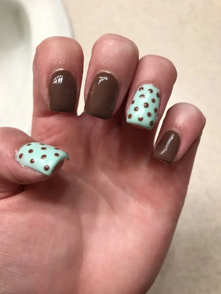 Молочний шоколад і м'ята Короткі квадратні нігті: молочно-шоколадний глянець і два м'ятні нігті в коричневий горошок